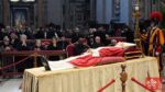 Tens of thousands of faithful for a last farewell to Ratzinger: tomorrow the funeral presided by Pope Francis (with a precedent in 1802)